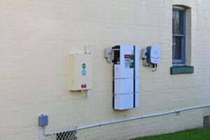 How do solar batteries store electricity?